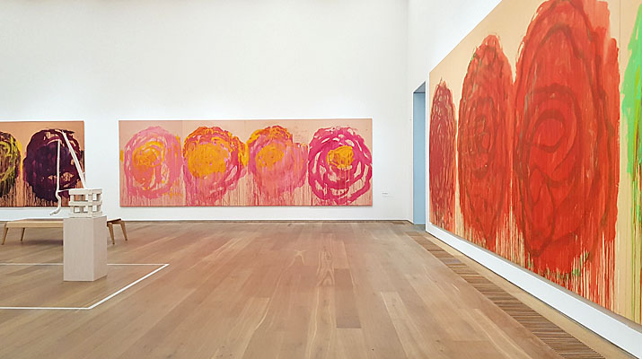 Die Rosenbilder von Cy Twombly - großflächige, farbintensive Bilder, zu sehen im Museum Brandhorst in München