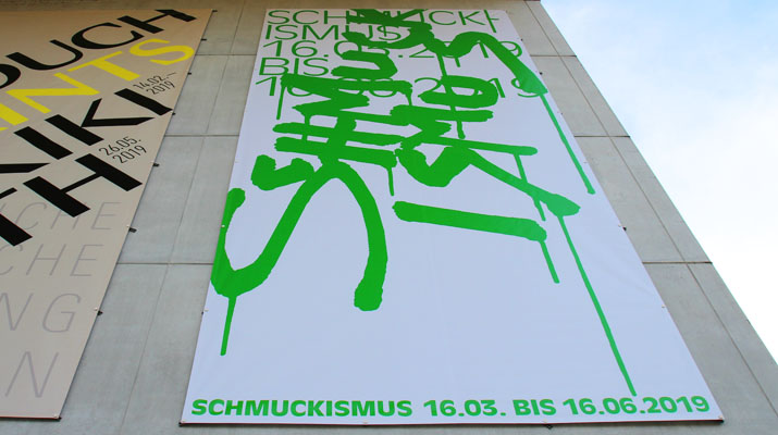 Plakat zur Ausstellung Schmuckismus in der Pinakothek der Moderne in München