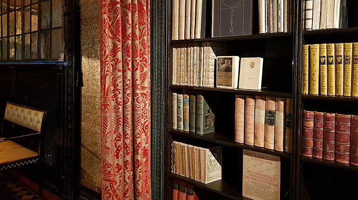 Empfangszimmer mit Bibliothek in den historischen Räumen von Franz von Stuck im Museum Villa Stuck in München