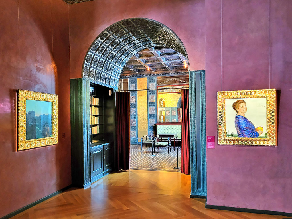 Blick auf Gemälde in den Historischen Räumen des Malers Franz von Stuck im Museum Villa Stuck in München