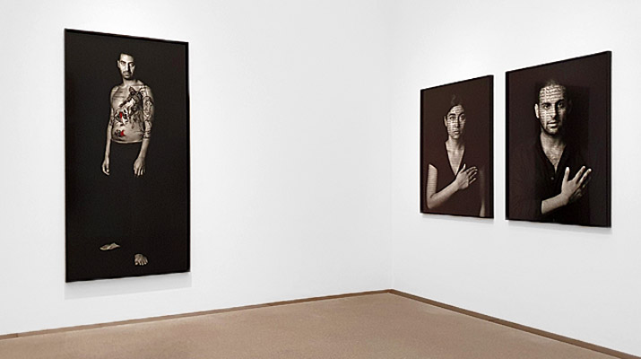 Fotografien von Shirin Neshat in der Pinakothek der Moderne in München