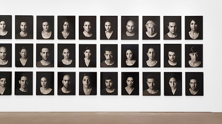 Fotoausstellung "Shirin Neshat. Living in One Land. Dreaming in Another" in der Pinakothek der Moderne