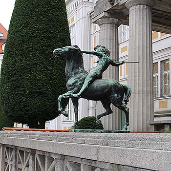 Kunst im öffentlichen Raum: Franz von Stuck Amazone vor dem Museum Villa Stuck in München
