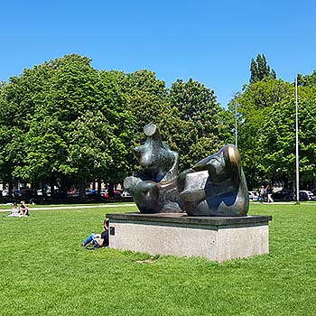 Kunst im öffentlichen Raum München: Henry Moore, Liegende Figur