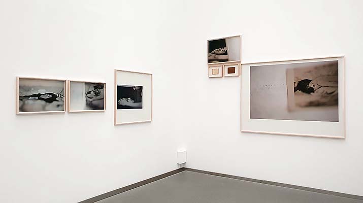 Ausstellung "Astrid Jahnsen - on your knees" in der Pinakothek der Moderne in München