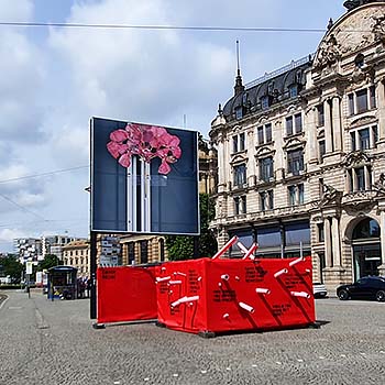 Kunst im öffentlichen Raum von München: Billboard auf der Kunst-Insel am Lenbachplatz mit Fotografien von Franziska Schrödinger