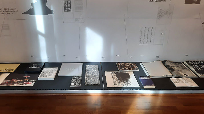 Ausstellung „A big Announcement. Bernd Kuchenbeiser zeigt Bücher und Schallplatten“ im Museum Villa Stuck in München
