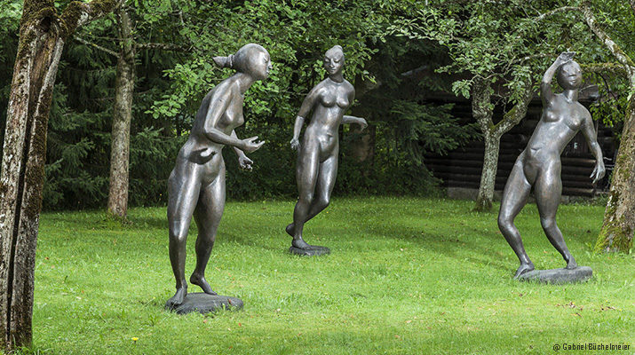 Skulpturen von Cornelia Hammans im Innenhof des Münchner Künstlerhauses