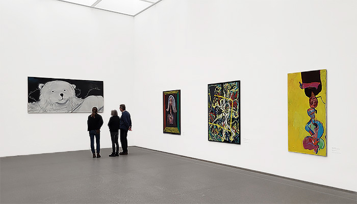 Ausstellung von Gemälden und Kunstwerken in der Pinakothek der Moderne in München