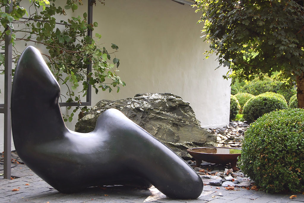 Skulptur "Große Sich Zurücklehnende" aus Bronze von Cornelia Hammans