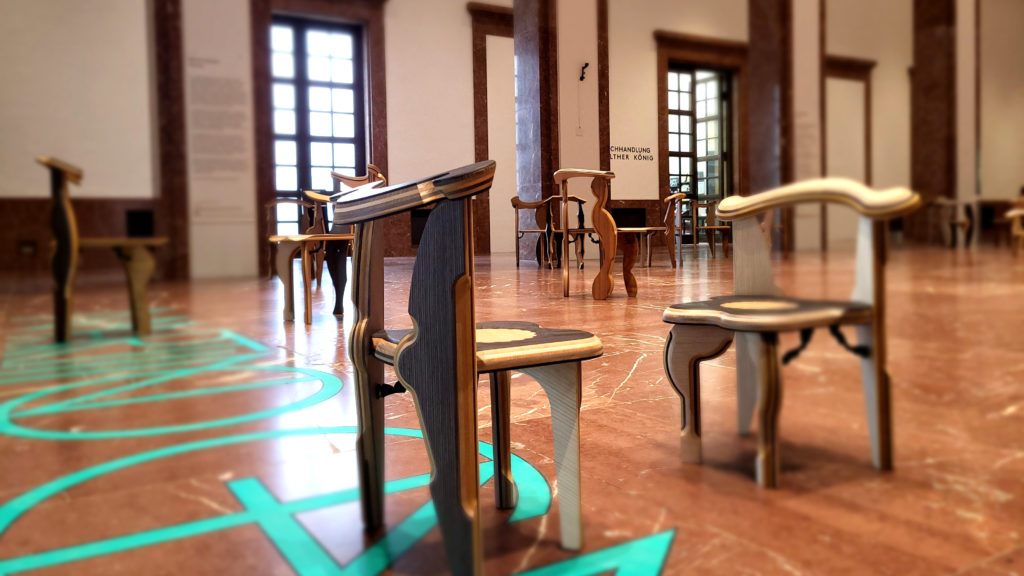 Stühle in der Ausstellung Sitzung von Martino Gamper im Haus der Kunst in München