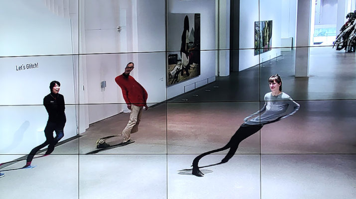 Video-Kunstwerk in der Ausstellung Glitch - die Kunst der Störung in der Pinakothek der Moderne