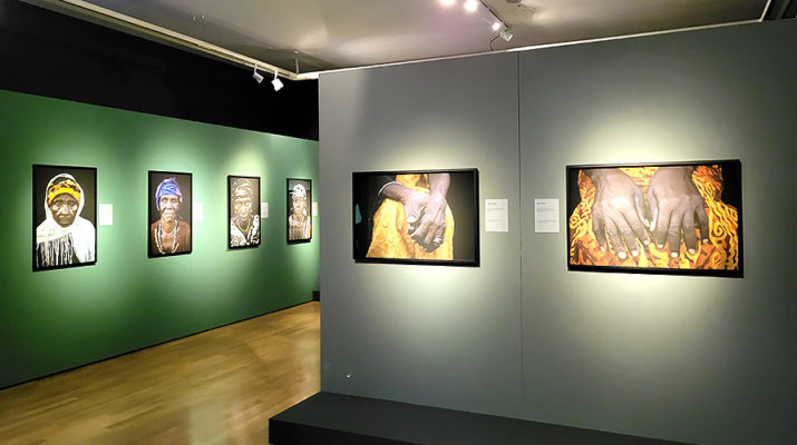 Fotografien in der Ausstellung Witches in Exile im Museum Fünf Kontinente in München