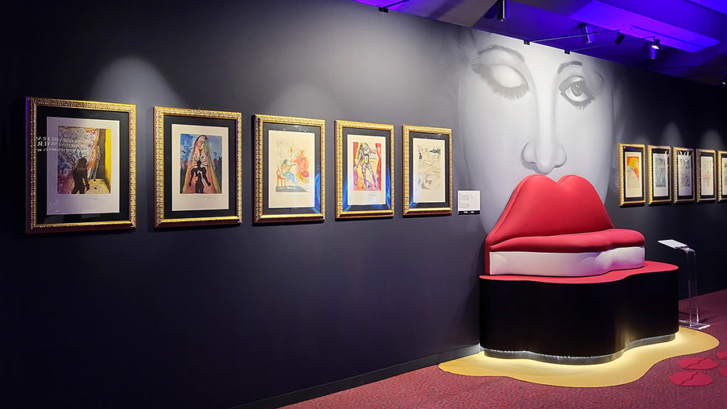 Sofa von Salvador Dalí in der Ausstellung Spellbound in der Alten Philharmonie in München