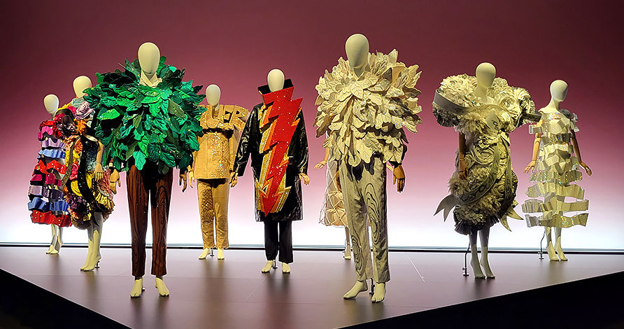 Mode-Exponate von Viktor und Rolf in der Hypo Kunsthalle in München