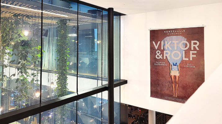 Eingangsbereich in der Hypo Kunsthalle zur Ausstellung Viktor&Rolf - Fashion Statements
