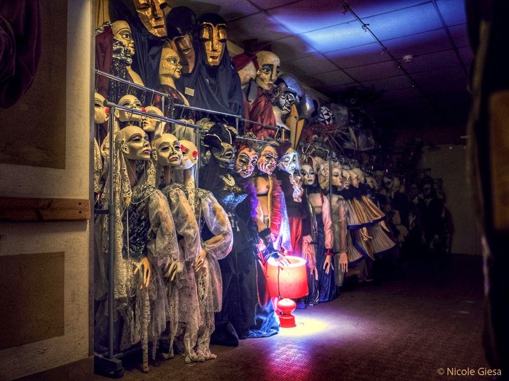 Wanderlampe Wanda von Nicole Giesa und Puppenlager im Münchner Künstlerhaus