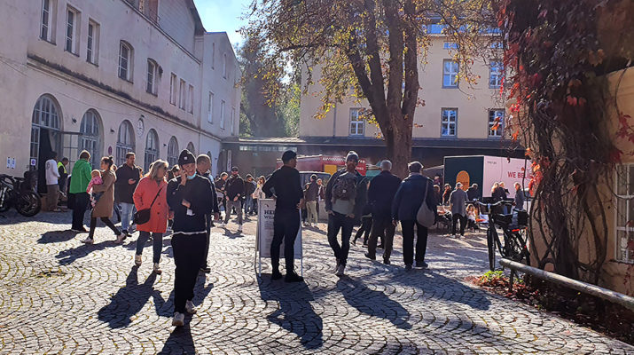 Praterinsel in München mit Besucher:innen der STROKE Art Fair 2024