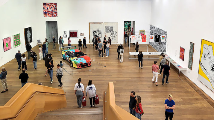 Gemälde und Kunstwerke von Andy Warhol und Keith Haring in der Ausstellung Party of Life im Museum Brandhorst in München
