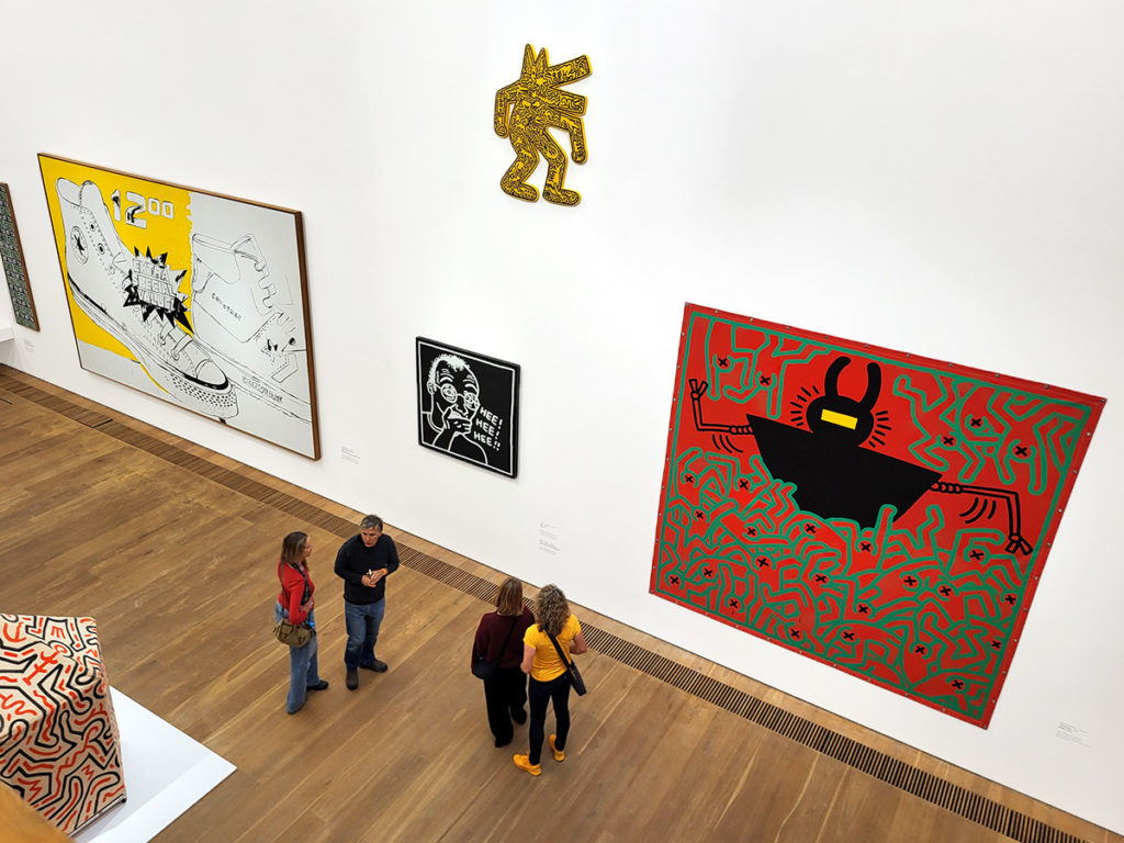 Ausstellungsfläche mit Kunstwerken von Keith Haring und Andy Warhol im Untergeschoss des Museum Brandhorst in München