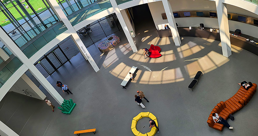 Stühle und Sitzmöbel im Rahmen der Ausstellung Social Seating in der Rotunde der Pinakothek der Moderne