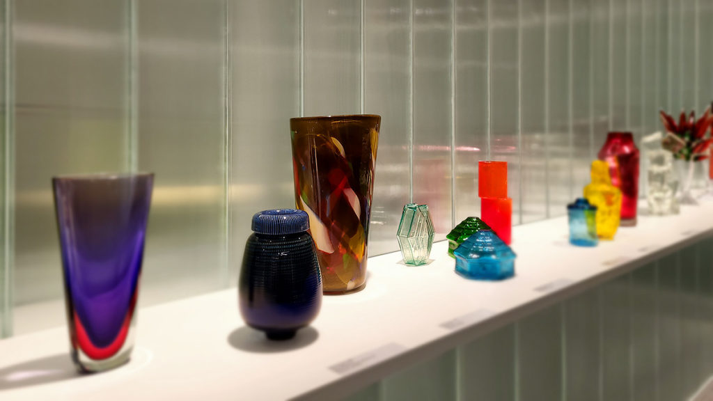 Trinkgefäse und Vasen in der Ausstellung Die Farbe von Glas in der Pinakothek der Moderne in München