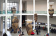 Vasen in einer Installation von Ngozi-Omeje Ezema in der Rotunde der Pinakothek der Moderne in München