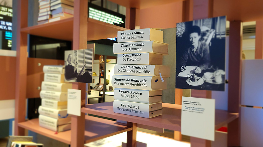 Bücher und Fotografien in der Susan Sonntag Ausstellung im Literaturhaus München
