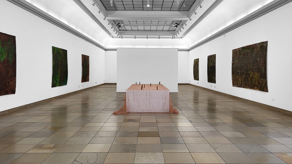Bilder und Skulpturen von Helena Uambembe in der Ausstellung ars viva im Haus der Kunst in München