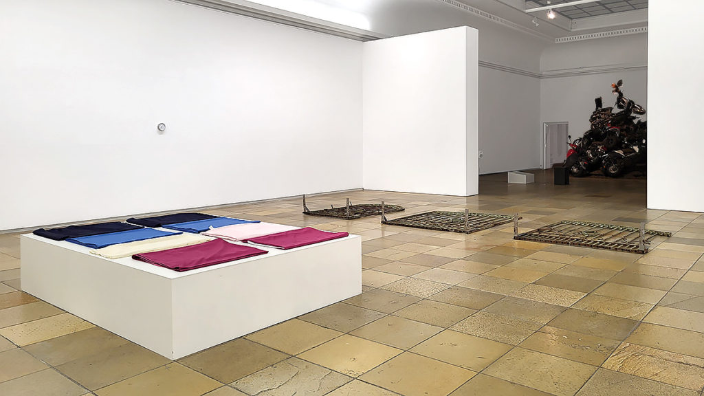 Exponate von Wisrah C. V. da R. Celestino in der Ausstellung ars viva im Haus der Kunst in München