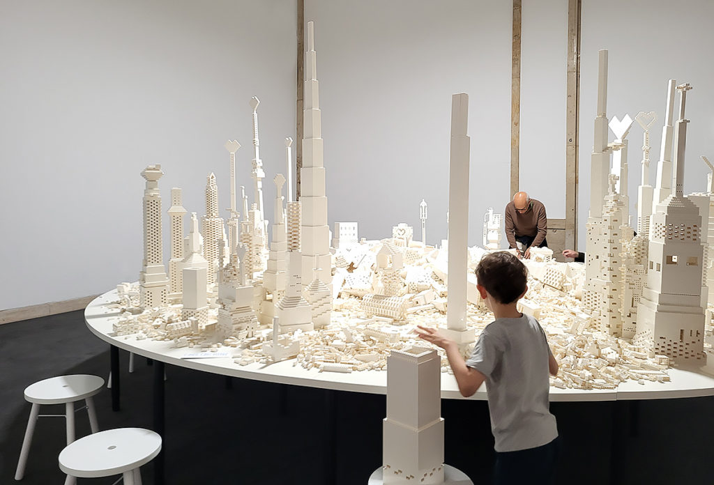 Lego Installation von Ólafur Elíasson in der Ausstellung für Kinder im Haus der Kunst in München