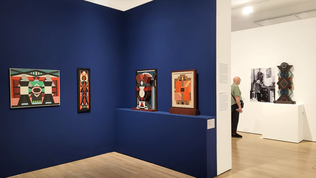 Ausstellungsräume mit Exponaten von Auguste Herbin in einer aktuellen Ausstellung im Münchner Lenbachhaus