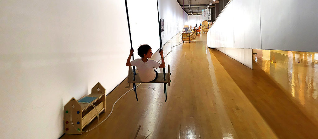 Schaukelndes Kind in der Ausstellung im Kunstbau München