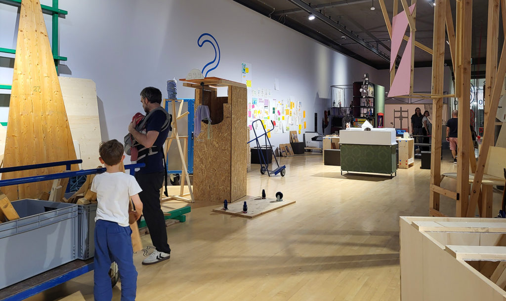 Kinder in der Ausstellung Hallo, mein Name ist Kunstbau Ausstellung in München