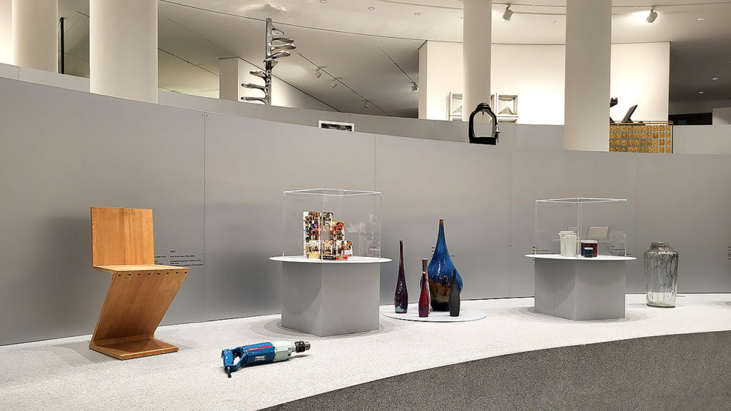 Möbel, Glas und andere Exponate in der Design Ausstellung 100 Jahre - 100 Objekte. Zum 100-jährigen Bestehen der Neuen Sammlung in der Pinakothek der Moderne in München