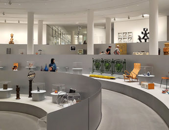 Ausstellung von Designobjekten in der Pinakothek der Moderne in München