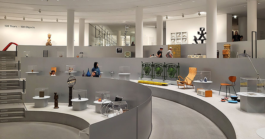 Ausstellung von Designobjekten in der Pinakothek der Moderne in München