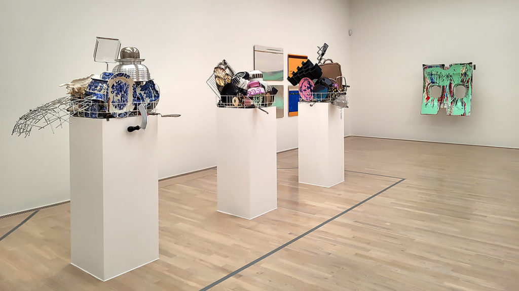 Installation von Nicole Wermers in der Ausstellung Shifting the Silence - die Stille verschieben im Lenbachhaus in München