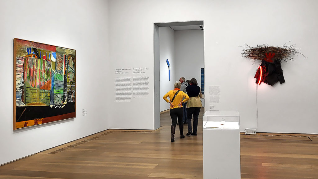Ausstellungsräume im Museum Brandhorst mit Besucher:innen der Ausstellung Long Story Short - Eine Kunstgeschichte aus der Sammlung Brandhorst von den 1960er-Jahren bis zur Gegenwart