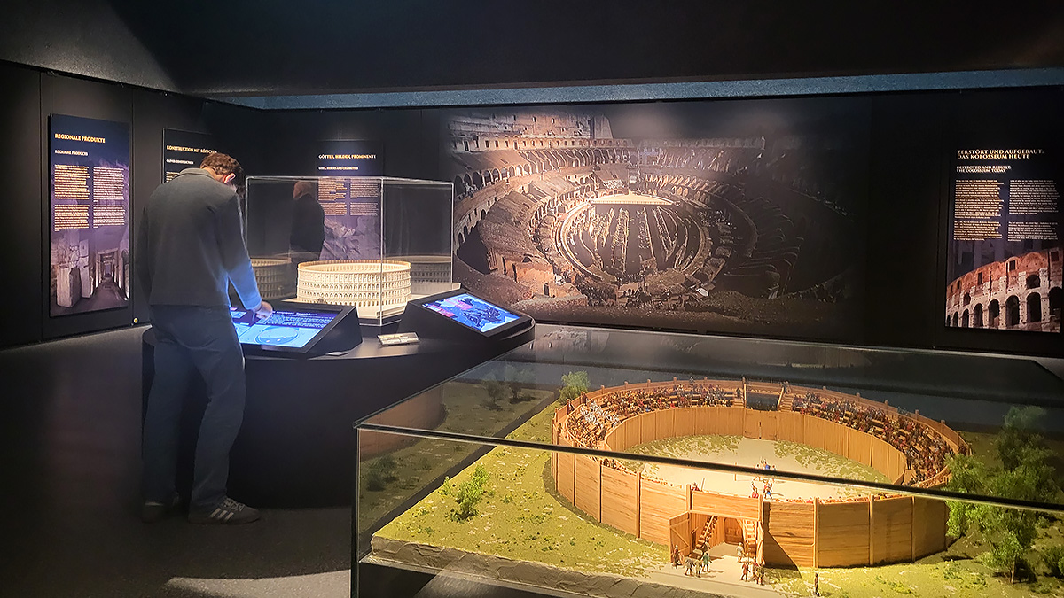 Besucher und Ausstellungsräume der
Gladiatoren Ausstellung in der Archäologischen Staatssammlung in München