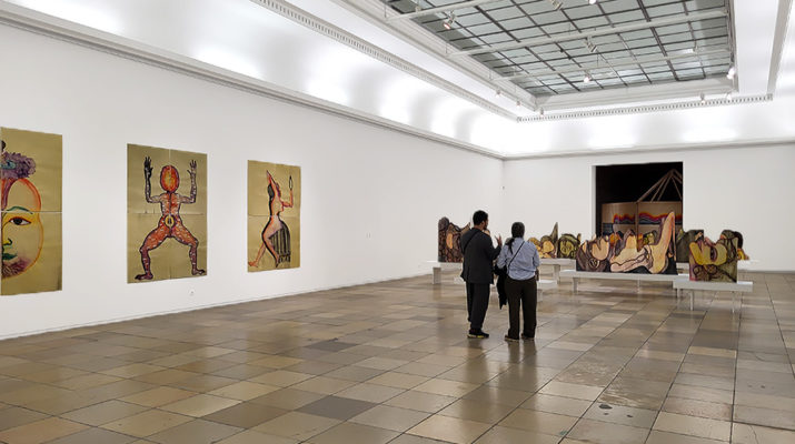 Besucher:innen der Ausstellung Sandra Vásquez de la Horra. Soy Energía im Haus der Kunst in München