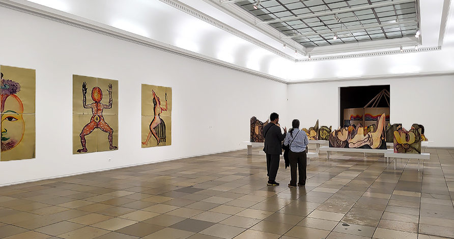 Besucher:innen der Ausstellung Sandra Vásquez de la Horra. Soy Energía im Haus der Kunst in München