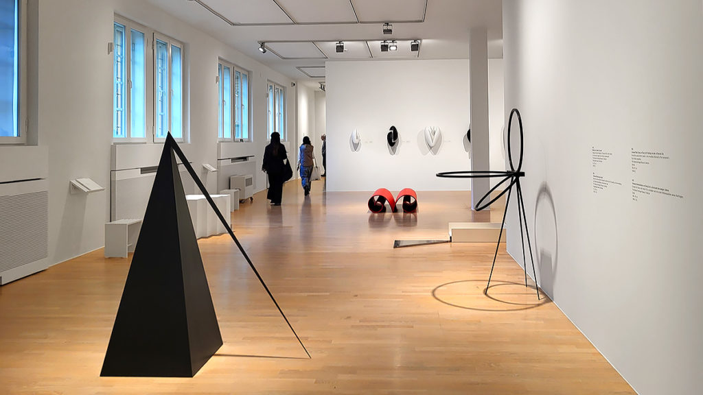 Ausstellungsräume und Besucherinnen der Ausstellung "Iman Issa. Lass uns spielen" im Lenbachhaus in München