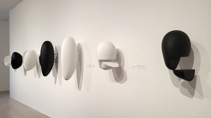 Exponate in der Ausstellung "Iman Issa. Lass uns spielen" im Lenbachhaus in München