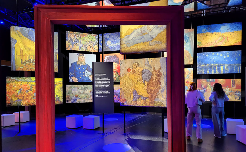 Besucherinnen der Ausstellung Vincent – Zwischen Wahn und Wunder – Van Gogh immersiv im Utopia in München