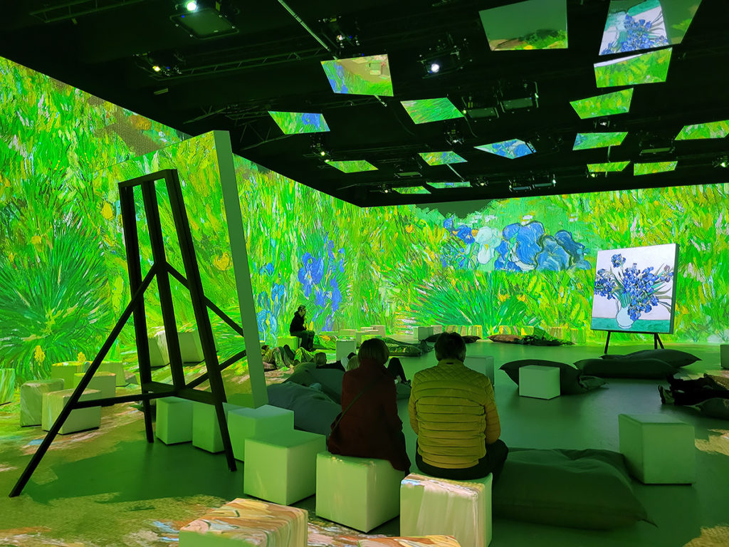 Ausstellungsräume mit Besucher:innen der Ausstellung Vincent – Zwischen Wahn und Wunder – Van Gogh immersiv im Utopia in München