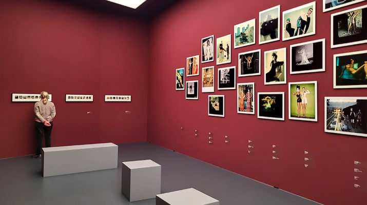Fotografien in der Ausstellung Helmut Newton - Polaroids im Kunstfoyer der Versicherungskammer Bayern in München