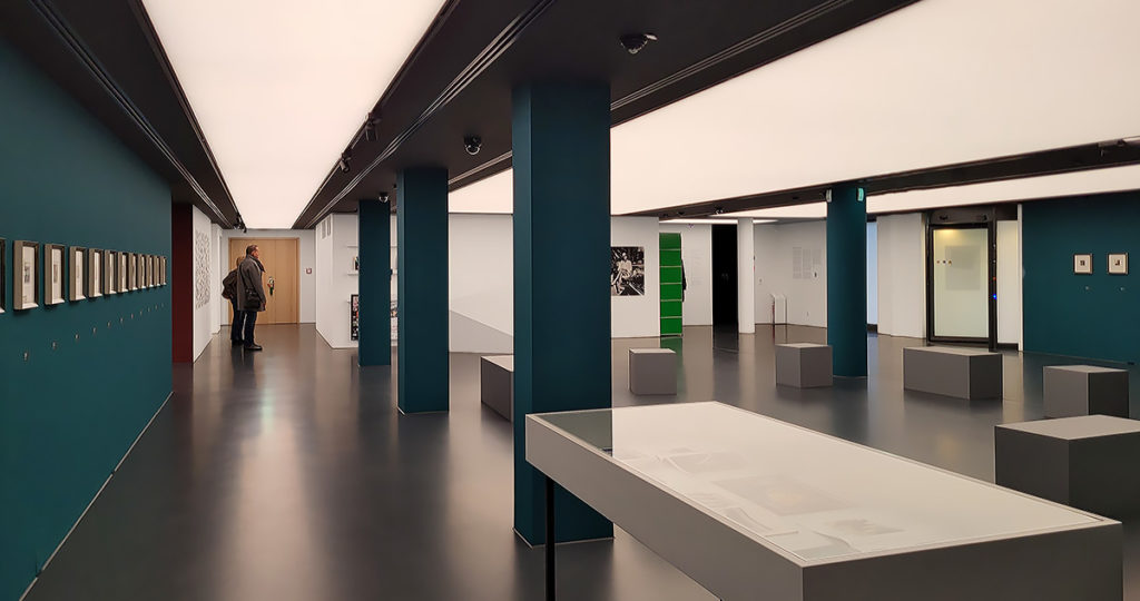 Besucher der Ausstellung Helmut Newton - Polaroids im Kunstfoyer der Versicherungskammer Bayern in München