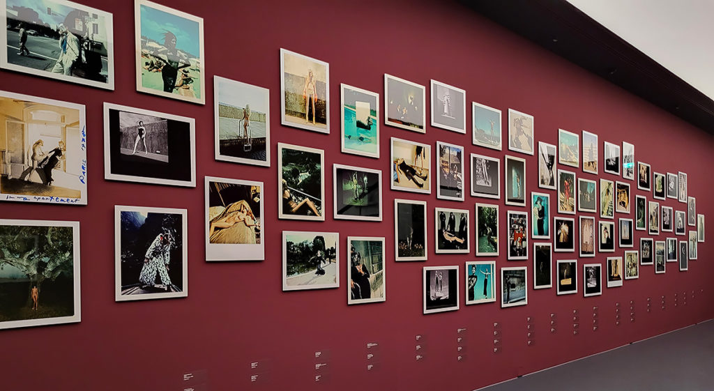 Fotowand mit Polaroids von Helmut Newton in der aktuellen Ausstellung im Kunstfoyer der Versicherungskammer Bayern in München
