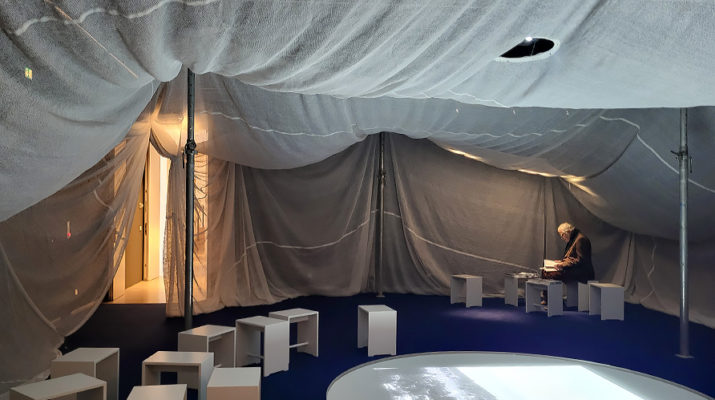 Ausstellungsraum und Besucher der Ausstellung "Out of Focus. Leonore Mau und Haiti. Eine Ausstellung von U5" im Lenbachhaus in München